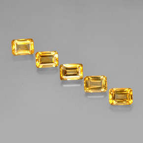 5.58カラットの天然ゴールデンシトリン（7.1×5 mm・エメラルドカット）
