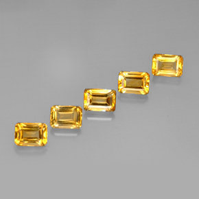 5.58カラットの天然ゴールデンシトリン（7.1×5 mm・エメラルドカット）