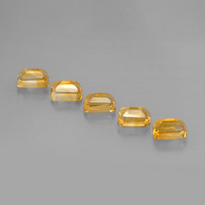 5.58カラットの天然ゴールデンシトリン（7.1×5 mm・エメラルドカット）