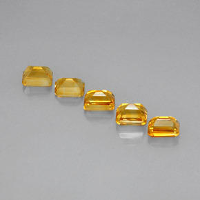 5.77カラットの天然ゴールデンイエローシトリン（7×5.1 mm・エメラルドカット）