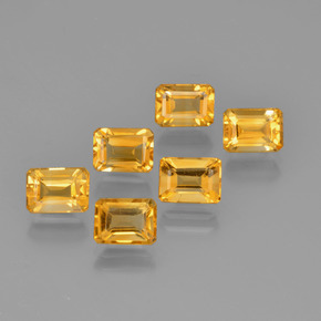 6.92カラットの天然ゴールデンイエローシトリン（7.1×5.1 mm・エメラルドカット）