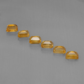6.86カラットの天然ゴールデンイエローシトリン（7×5 mm・エメラルドカット）