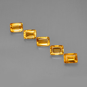 カラットの天然ゴールデンイエローシトリン（7×5.1 mm・エメラルドカット）