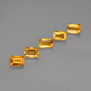 カラットの天然ゴールデンイエローシトリン（7×5.1 mm・エメラルドカット）