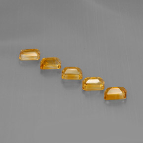 カラットの天然ゴールデンイエローシトリン（7×5.1 mm・エメラルドカット）
