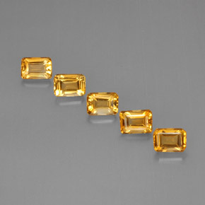 カラットの天然ゴールデンイエローシトリン（6.8×5 mm・エメラルドカット）