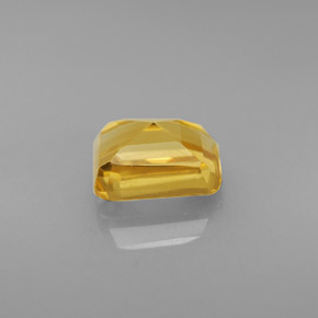 1.71カラットの天然ゴールデンイエローシトリン（8×6 mm・エメラルドカット）