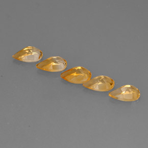 カラットの天然ゴールデンイエローシトリン（7.9×5 mm・洋梨の形）