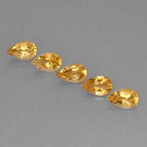 カラットの天然ゴールデンイエローシトリン（7.9×5 mm・洋梨の形）
