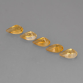 カラットの天然ゴールデンイエローシトリン（7.9×5 mm・洋梨の形）