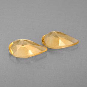 カラットの天然ゴールデンイエローシトリン（8.2×5.1 mm・洋梨の形）