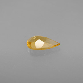 0.62カラットの天然ゴールデンイエローシトリン（8.1×5 mm・洋梨の形）