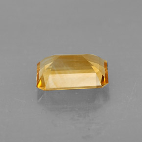 1.86カラットの天然ゴールデンイエローシトリン（8.9×7 mm・エメラルドカット）