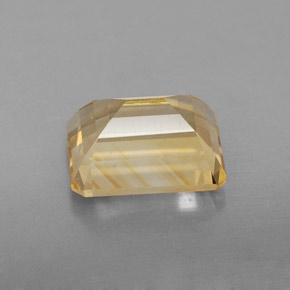 2.39カラットの天然ゴールデンイエローシトリン（9.1×7.1 mm・エメラルドカット）