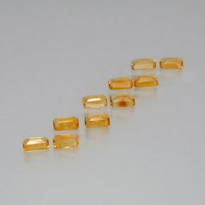 カラットの天然ゴールデンイエローシトリン（5.9×3.9 mm・エメラルドカット）