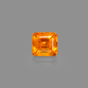 0.69カラットの天然イエローオレンジクリノヒューマイト（5.1×4.7 mm・エメラルドカット）