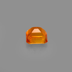 0.69カラットの天然イエローオレンジクリノヒューマイト（5.1×4.7 mm・エメラルドカット）