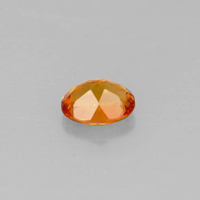 0.44カラットの天然イエローオレンジクリノヒューマイト（5.4×4 mm・オーバルカット）
