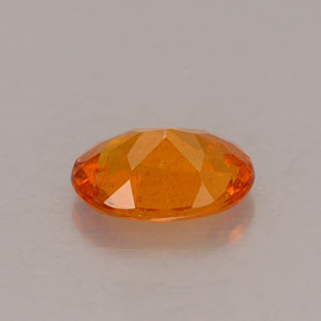 0.53カラットの天然イエローオレンジクリノヒューマイト（6.2×4.6 mm・オーバルカット）