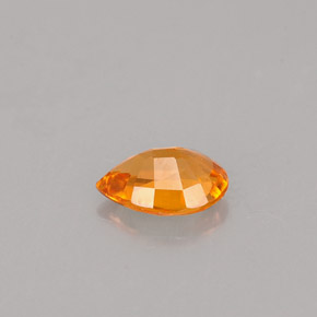 0.48カラットの天然イエローオレンジクリノヒューマイト（6.2×4.5 mm・洋梨の形）