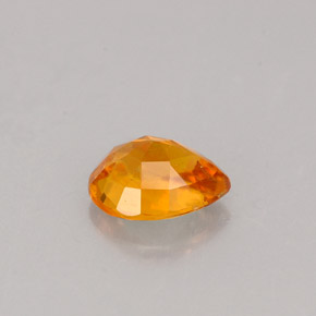 0.75カラットの天然イエローオレンジクリノヒューマイト（6.7×5.3 mm・洋梨の形）