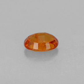 1.36カラットの天然イエローオレンジクリノヒューマイト（7.9×6 mm・オーバルカット）