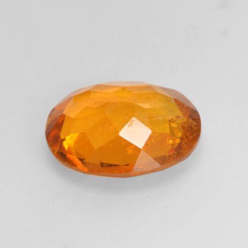 1.45カラットの天然ミディアムオレンジクリノヒューマイト（8.4×7.2 mm・オーバルカット）