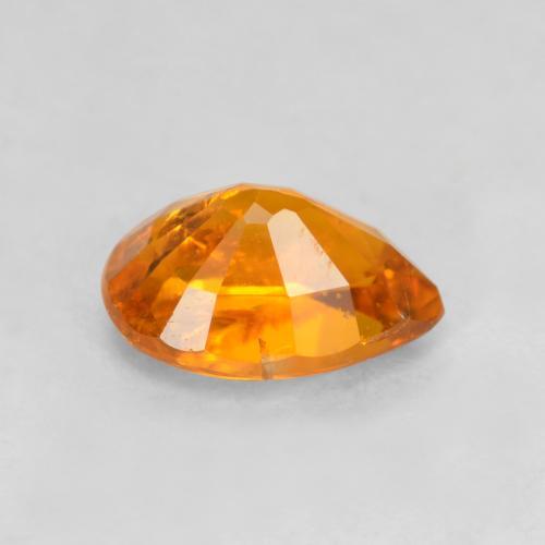 0.71カラットの天然アプリコットオレンジクリノヒューマイト（6.7×4.8 mm・洋梨の形）