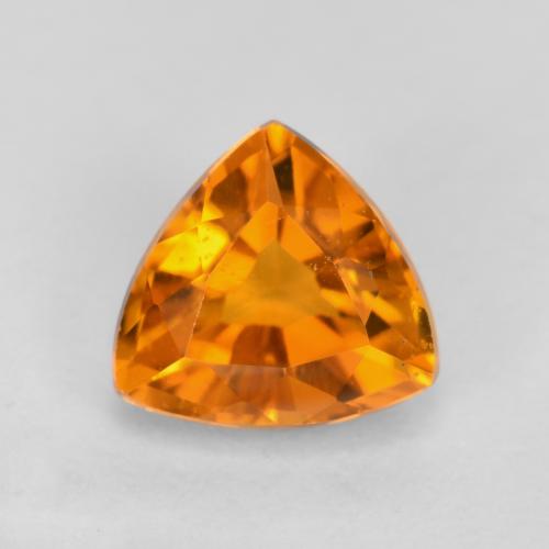 0.59カラットの天然ミディアムオレンジクリノヒューマイト（5.3×5.1 mm・トリリアント）