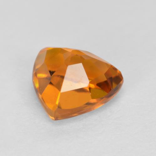 0.59カラットの天然ミディアムオレンジクリノヒューマイト（5.3×5.1 mm・トリリアント）