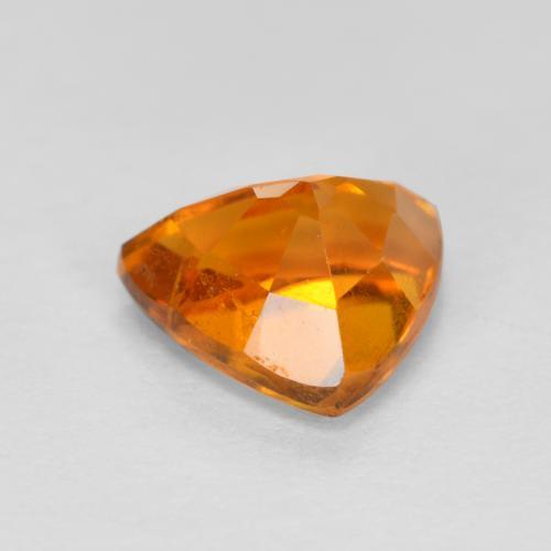0.87カラットの天然ミディアムオレンジクリノヒューマイト（6.5×5.7 mm・トリリアント）