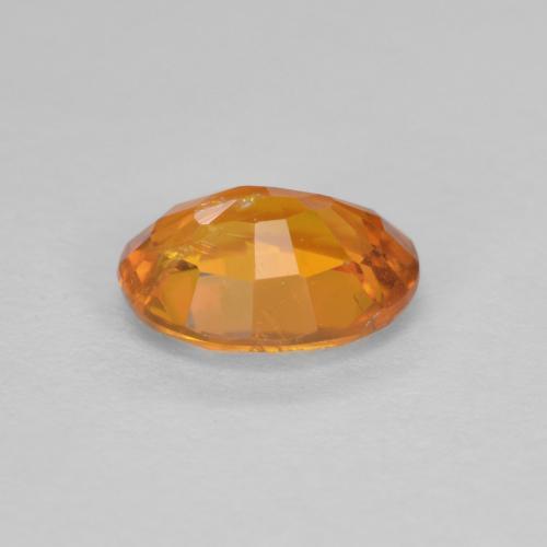 0.91カラットの天然ミディアムオレンジクリノヒューマイト（6.9×5.6 mm・オーバルカット）