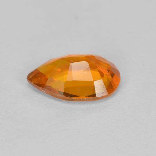0.96カラットの天然ミディアムオレンジクリノヒューマイト（8.2×5.6 mm・洋梨の形）