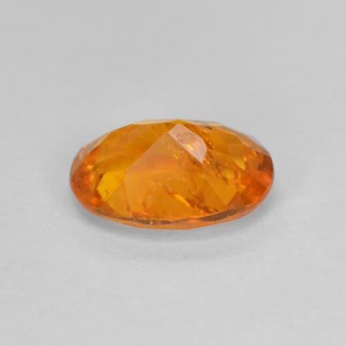 1.26カラットの天然アンバーオレンジクリノヒューマイト（8.1×6 mm・オーバルカット）