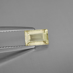 0.86カラットの天然グリーン/ピンクカラーチェンジダイアスポア（6.8×4.5 mm・バゲット）