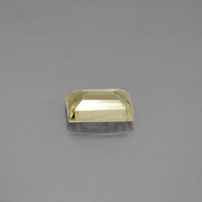 0.86カラットの天然グリーン/ピンクカラーチェンジダイアスポア（6.8×4.5 mm・バゲット）