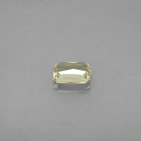 0.70カラットの天然グリーン/ピンクカラーチェンジダイアスポア（5.7×4.3 mm・エメラルドカット）