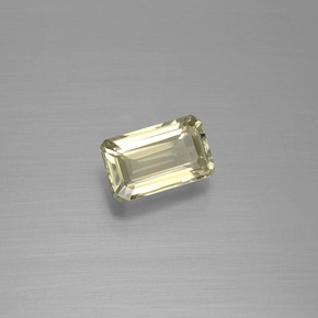 1.15カラットの天然ライトゴールデンイエローカラーチェンジダイアスポア（7.7×4.7 mm・エメラルドカット）