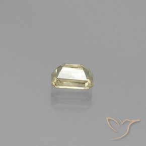 0.86カラットの天然ライトイエローカラーチェンジダイアスポア（6.3×4.3 mm・エメラルドカット）
