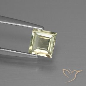 0.68カラットの天然非常に薄い黄色色が変わるダイアスポア、四角形、VS-SI