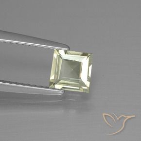 0.62カラットの天然非常に薄い黄色色が変わるダイアスポア、四角形、VS