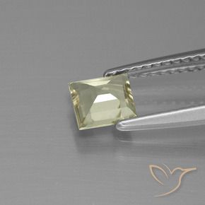0.62カラットの天然非常に薄い黄色色が変わるダイアスポア、四角形、VS