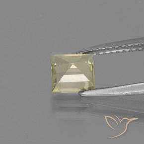 0.97カラットの天然非常に薄い黄色色が変わるダイアスポア、四角形、VVS-VS