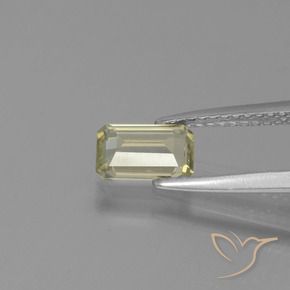 0.84カラットの天然非常に薄い黄色色が変わるダイアスポア、八角形 / エメラルドカット、VS