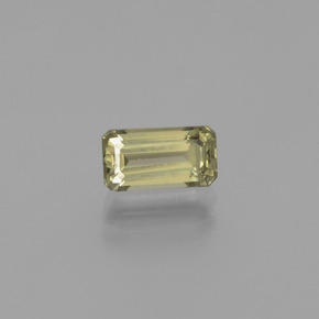 1.60カラットの天然ウォームイエローカラーチェンジダイアスポア（8.4×4.5 mm・エメラルドカット）