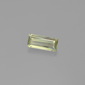 1.32カラットの天然ライトイエローカラーチェンジダイアスポア（10.4×4.6 mm・バゲット）