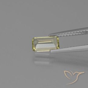 0.91カラットの天然イエローベージュ色が変わるダイアスポア、八角形 / エメラルドカット、VVS-VS