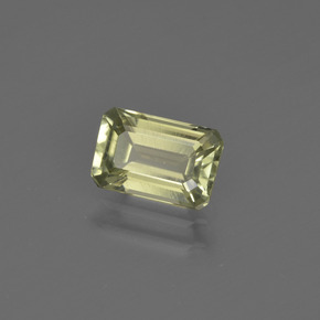 0.97カラットの天然とても淡いイエローカラーチェンジダイアスポア（7×4.6 mm・エメラルドカット）