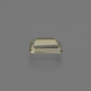 0.76カラットの天然茶色がかった黄色カラーチェンジダイアスポア（6.8×3.8 mm・エメラルドカット）