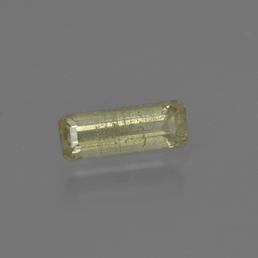 0.81カラットの天然グリーン/ピンクカラーチェンジダイアスポア（8.8×3.2 mm・エメラルドカット）